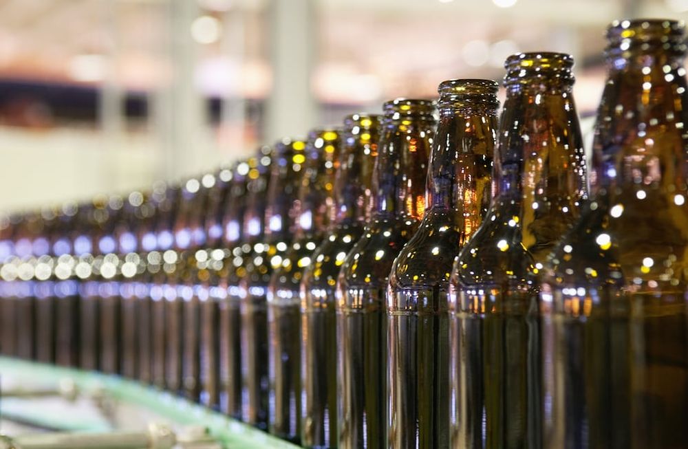 Transformar botellas de vidrio en lámparas colgantes no solo es una actividad divertida y creativa, sino que también tiene numerosos beneficios.