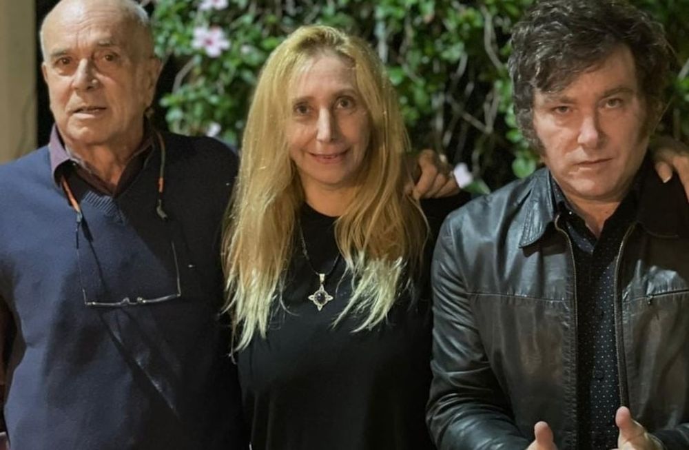 Carlos Rodríguez junto a Karina y Javier Milei