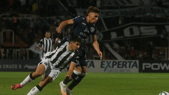 Independiente Rivadavia vs Gimnasia y Esgrima en una postal que dejó el superclásico de Copa Argentina. Fue el 23 de febrero. / Ignacio Blanco