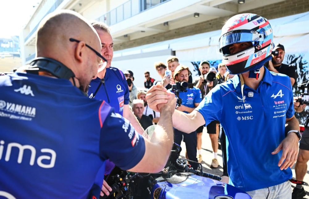 Franco revolucionó el lugar con su llegada en una Yamaha del GP.