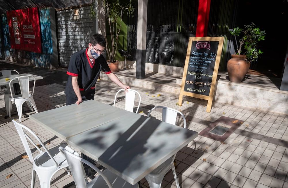 En crisis. La gastronomía y el comercio en general están entre los rubros más golpeados económicamente por la pandemia. Foto: Ignacio Blanco / Los Andes.