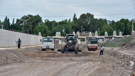 Los Andes | Dos municipios salen a la búsqueda de préstamos para obras. Foto: relevamiento de obras realizadas en calle Dr. Cicchitti, entre el canal Papagayos y Regalado Olguín. Prensa Gobierno de Mendoza.