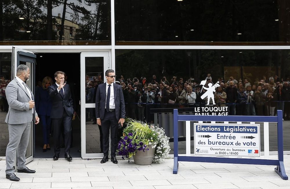 French President Emmanuel Macron (C-L) and French First Lady Brigitte Macron (2-L) exit the polling station after casting their votes in the second round of French parliamentary elections in Le Touquet-Paris-Plage, northern France, France, 07 July 2024. After the first round of legislative elections, where the far right party le Rassemblement National (RN) came ahead, the country votes again on 07 July for the second round with results expected at about 20h00 local time. (Elecciones, Francia) EFE/EPA/MOHAMMED BADRA / POOL