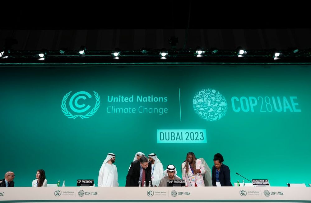 El presidente de la COP28, Sultan al-Jaber, en el centro, el director general de la COP28, Adnan Amin, en el centro a la izquierda, y el jefe de las Naciones Unidas para el Clima, Simon Stiell, a la izquierda, asisten a una sesión plenaria de balance en la Cumbre de las Naciones Unidas sobre el Clima COP28, el sábado 9 de diciembre de 2023, en Dubái, Emiratos Árabes Unidos. (AP Foto/Peter Dejong)