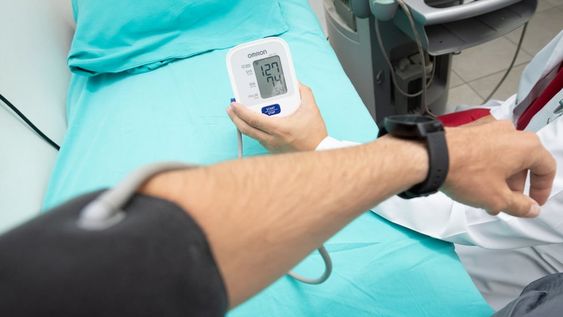 Investigacion y estudio cardiovascular.  Un equipo de cardiólogos de Mendoza integrado por los doctores Carlos Bernasconi, Nicolas Renna y Martin Repetto relacionó la función diastólica y los eventos cardiovasculares durante 5 años de seguimiento tras el diagnóstico de hipertensión arterial en la población argentina. La conclusión fue que la disfunción diastólica de grado II y II fue el factor pronóstico más importante para la aparición de muerte, accidente cerebrovascular e infarto en pacientes con diagnóstico temprano de hipertensión arterial. Foto: Ignacio Blanco / Los Andes