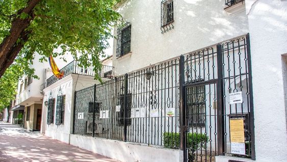 Desde octubre pasado, miles de personas visitan el consulado español en Ciudad, donde se entregan 50 turnos por día. | Foto: Mariana Villa / Los Andes