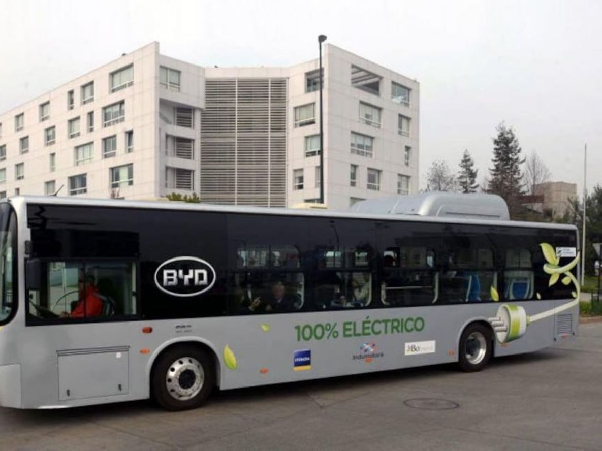El primer colectivo 100% eléctrico fabricado en el país lo desarrolló la Universidad Nacional de La Plata. Imagen ilustrativa.