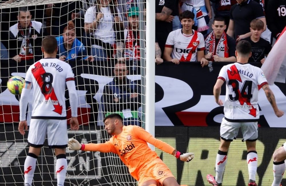 Trejo ya jugó la pelota para Isi Palazón en el insólito penal errado por Rayo Vallecano. / Gentileza.