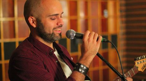Los Andes | El cancionista mendocino presenta R, su primer disco de estudio.
