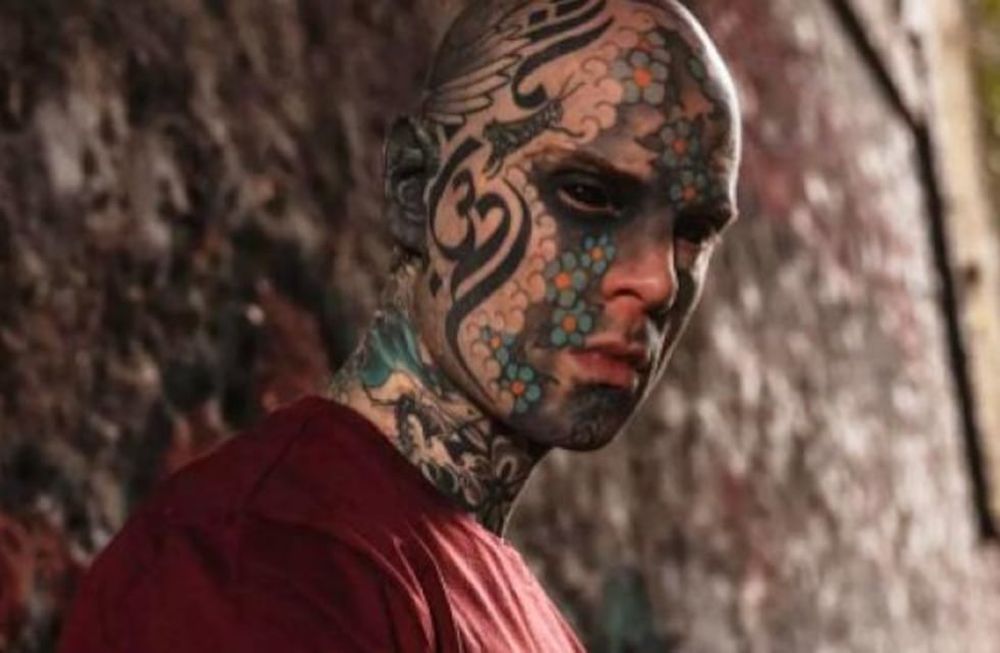 Sylvain Helaine es profesor hace más de diez años en la misma institución, pero el aspecto que tomó en los últimos años asusta a los niños.