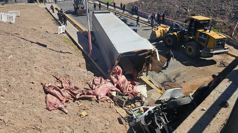 Camión desbarrancó en el Acceso Este y cayó sobre Cañadita Alegre.