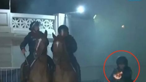 Un policía le disparó a un camarógrafo durante la represión en La Plata y quedó captado en cámara. Foto: Captura de video