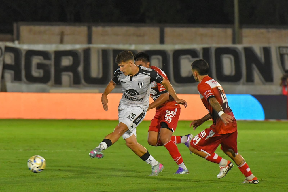En el Parque, en un partido caliente el Lobo y la Gloria igualan sin goles. Rigamonti le contuvo un penal a Jara. &nbsp;