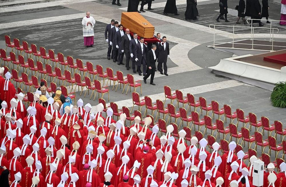 Ciudad del Vaticano, 05/01/2023.- El féretro del Papa emérito Benedicto XVI (Joseph Ratzinger) es transportado durante la ceremonia fúnebre del pontífice en la Plaza de San Pedro. EFE/ETTORE FERRARI