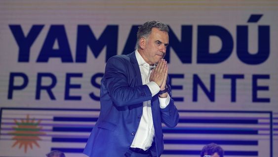 Yamandú Orsi, candidato del Frente Amplio, se dirige a sus seguidores después de ganar la segunda vuelta presidencial en Montevideo, Uruguay, el domingo 24 de noviembre de 2024.