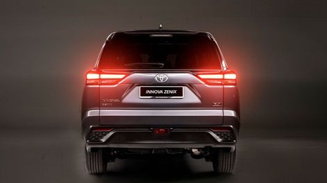 toyota innova zenix 2026: cabina espaciosa para 7 pasajeros con interior de primera calidad