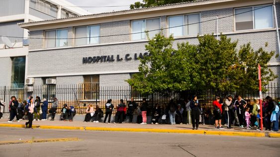 Largas filas y más de 7 horas de espera en el hospital Lagomaggiore por un turno médico