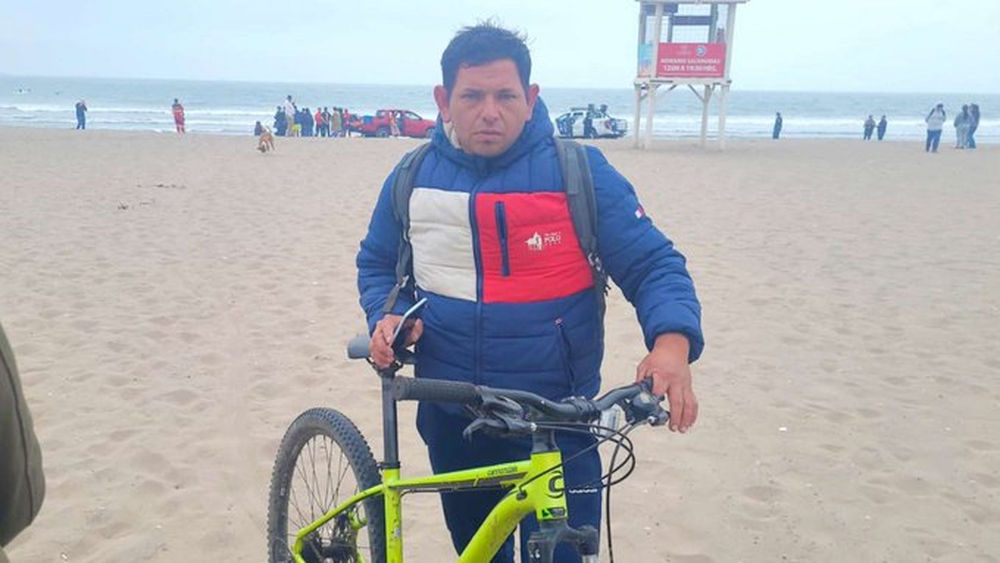 Ciclista salva a cuatro jóvenes que se ahogaban, uno sigue desaparecido.