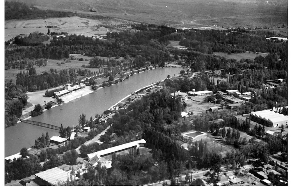 Por primera vez se tiene acceso al material fotográfico de la Feria de América, que se realizó  en el Parque General San Martín de Mendoza.En 30 hectáreas se emplazaron más de 100 construcciones (entre stands, pabellones, y sectores),  que representaban una muestra de tecnología e innovación modernista. Fue el lanzamiento en sociedad del oeste de Argentina del Segundo Plan Quinquenal, que propuso el presidente Juan Domingo Perón, y que nunca pudo desarrollar por completo.En la foto, vista aérea del lago del Parque General San Martín.