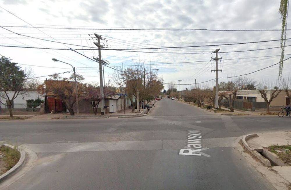 La joven circulaba por la zona de Rawson y Alta Italia (Maipú) cuando, por causas que se investigan, se cruzó de carril y se estrelló contra un árbol. Falleció en el acto. Foto: Google Street View.