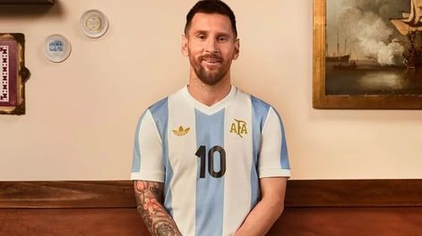 Los Andes | La camiseta retro de la Selección Argentina. Fantástica. / Gentileza.