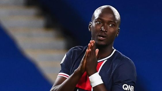 Otro compañero de Messi con covid-19 positivo. El portugués Danilo Pereira es el quinto futbolista contagiado.