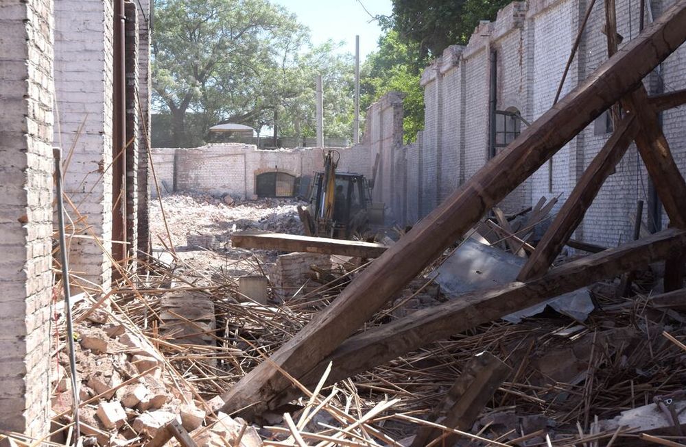 Ocupas: vecinos demolieron una casa en Tunuyán