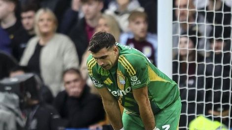Los Andes | Emiliano Dibu Martínez sufrió una pequeña fractura en el dedo meñique de su mano izquierda durante la derrota de Aston Villa 3-0 ante el Chelsea. / Gentileza.