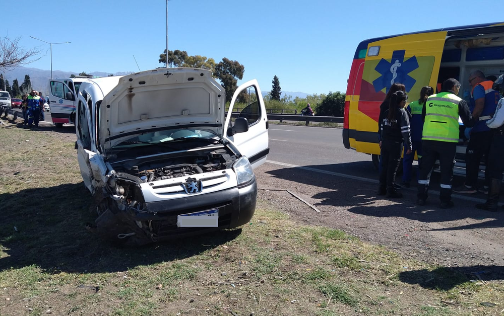 Vehículo utilitario implicado en el vuelco del camión en Acceso Este