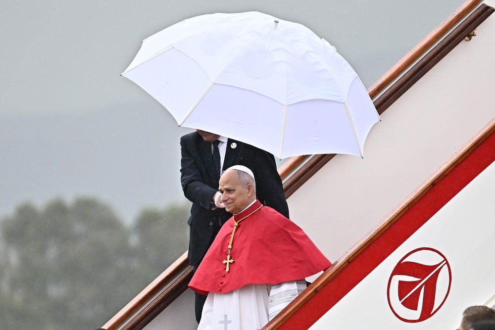 El Papa León XIV desembarca de su avión a su llegada al Aeropuerto Internacional de Argel, cerca de Argel, Argelia, este lunes. El Papa ha emprendido un viaje apostólico de once días por África, con paradas programadas en Argelia, Camerún, Angola y Guinea Ecuatorial