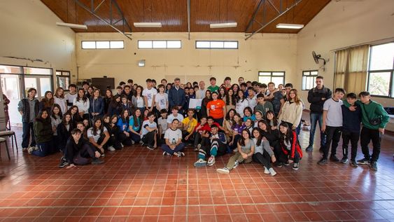 El HCD hizo entrega de una declaración de interés legislativo municipal a la escuela Vicente Zapata