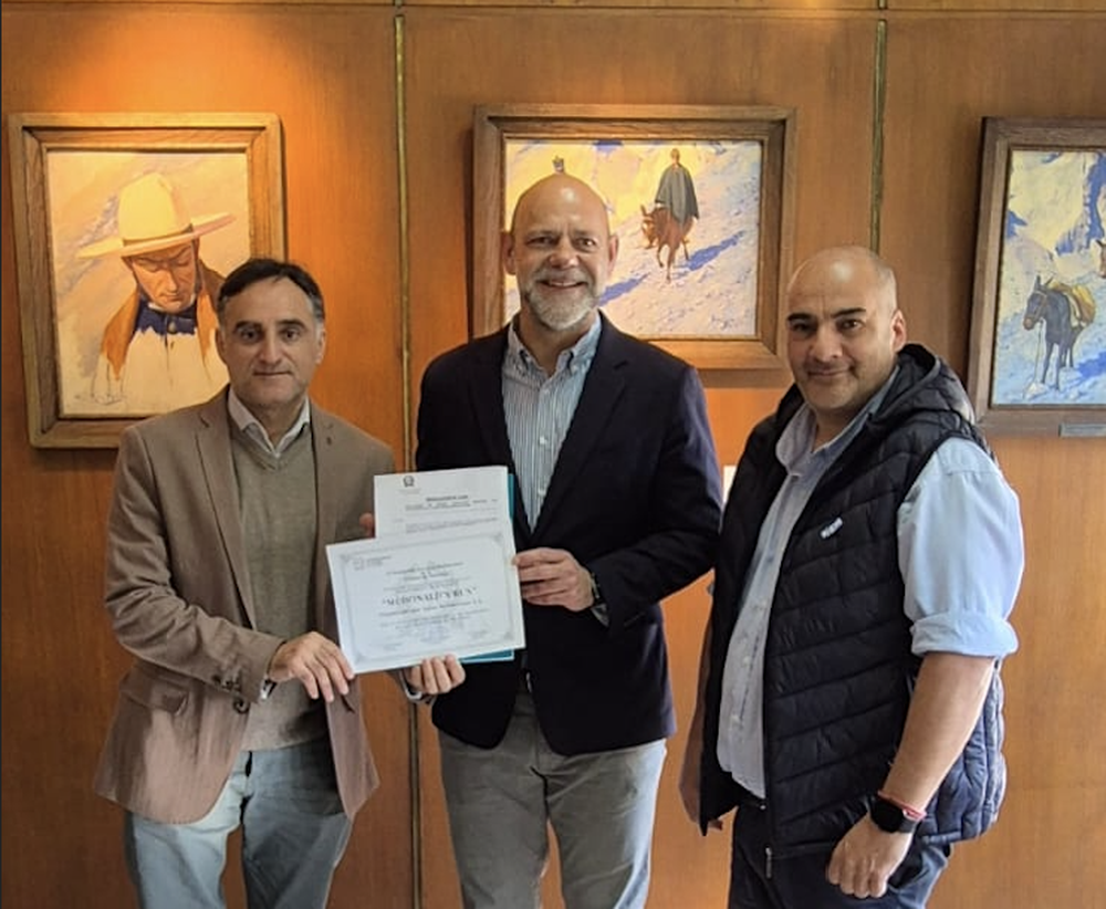 Francisco Centorbi  y Rafael Bazan hacen entrega del reconocimiento a Luis Zambonini, Presidente Arcos Mendocinos.