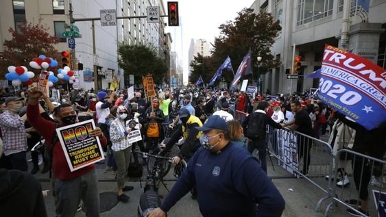 Los mensajes instruían a los simpatizantes de Trump a reunirse. Los textos fueron enviados utilizando números telefónicos alquilados a la plataforma de mensajes de texto Opn Sesam. El director de la compañía es Gary Coby, director digital de la campaña del partido republicano.