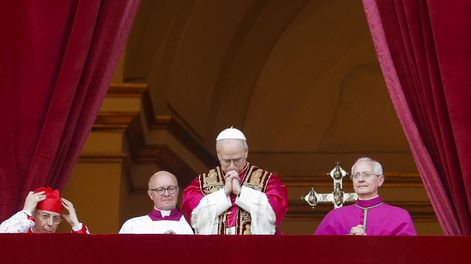 El recién elegido Papa León XIV, el cardenal Robert Francis Prevost de los EE.UU., saluda a los fieles desde la logia central de la Basílica de San Pedro, Ciudad del Vaticano, el 8 de mayo de 2025.