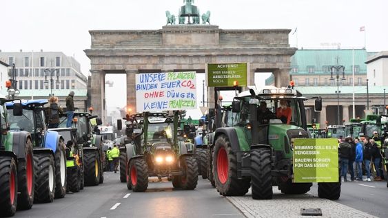Durante el fin de semana, cientos de tractores coparon las calles de Berlín exigiendo condiciones más justas de comercio ante el avance de las multinacionales y el agronegocio.