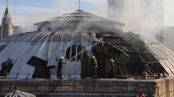 El incendio de la cúpula el Espacio Contemporáneo de Arte (ECA) pone en evidencia los protocolos para el tratamiento de edificios patrimoniales. Foto: Ignacio Blanco / Los Andes