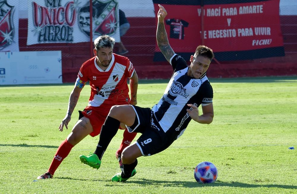 Rubens Sambueza fue la gran figura de la tarde y del Deportivo Maipú, que superó a Chaco For Ever en el estadio Omar Higinio Sperdutti. / Orlando Pelichotti