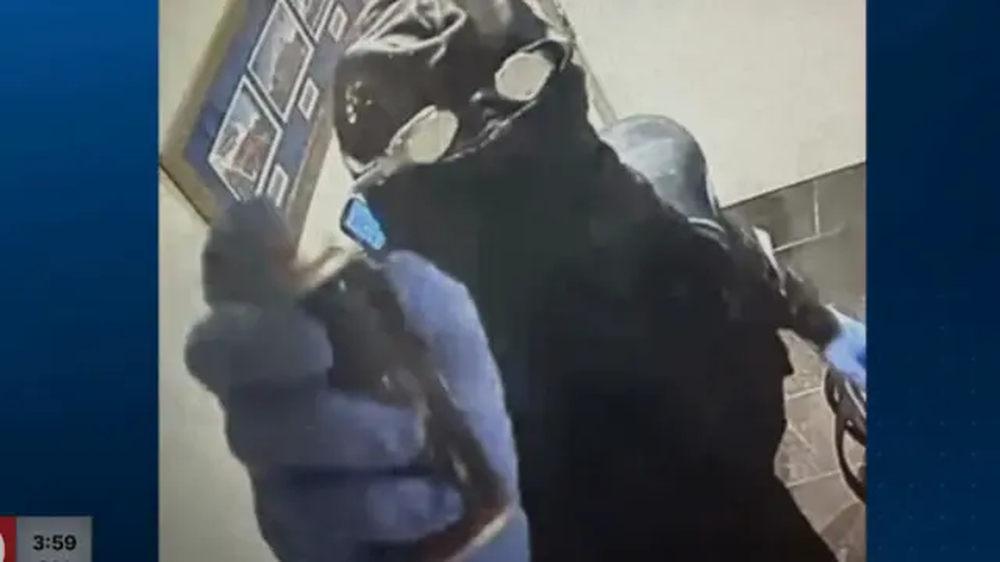 El hombre que robó más de 10.000 dólares de un restaurante de Disney World sigue en búsqueda y captura.