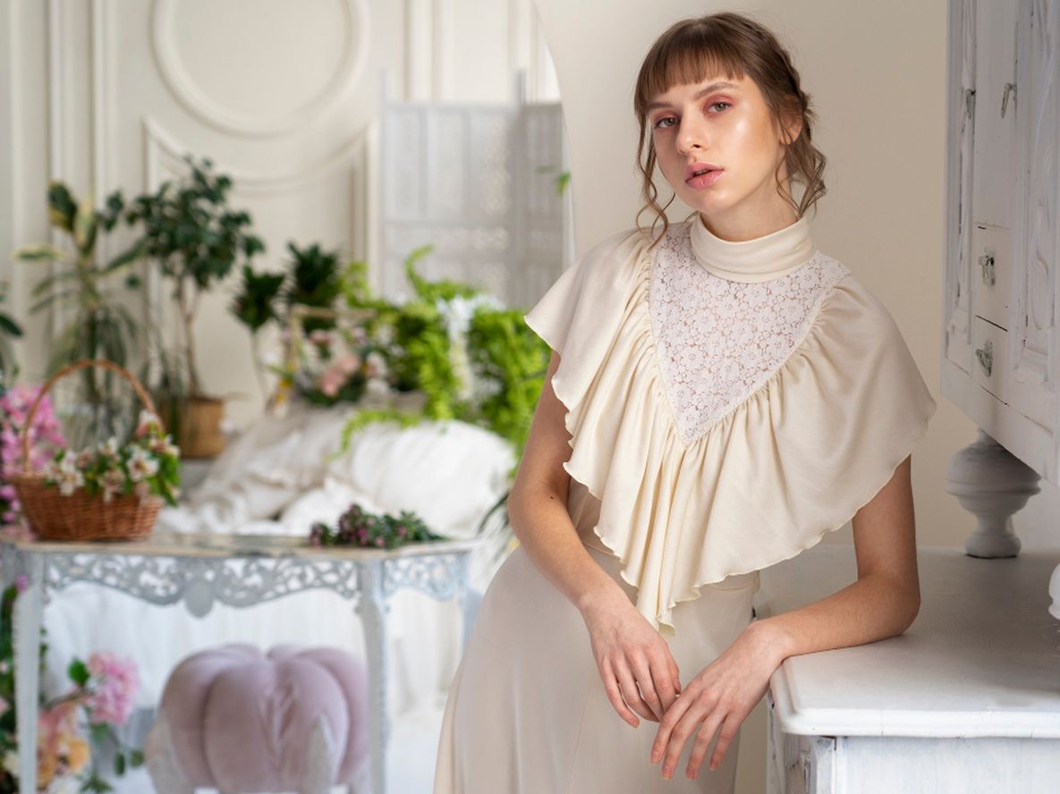 Qué es el estilo royal core, una tendencia inspirada en la elegancia y la sofisticación de la realeza.
