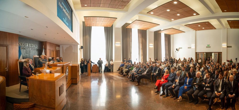 El gobernador Alfredo Cornejo sentado al lado del presidente de la Suprema Corte de Justicia, Dalmiro Garay. Faltaron al acto los jueces Mario Adaro y José Valerio. 