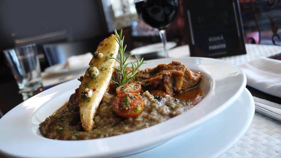 Probá este exquisito osobuco al disco con risotto de hongos