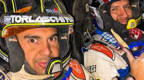 Torlaschi y Sebastián Guayasamín se muestran felices tras finalizar un duro Dakar en Arabia Saudita.