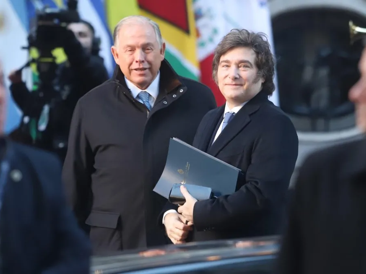 Javier Milei junto a Gerardo Werthein, ahora el exministro de Relaciones Exteriores.