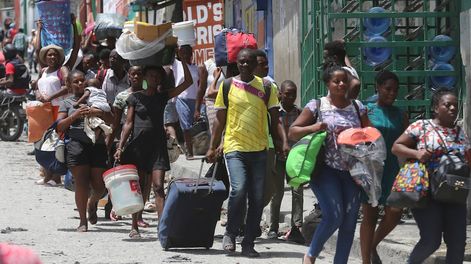 Los Andes | Residentes abandonan sus hogares en su huida de los enfrentamientos entre pandillas armadas en el distrito Carrefour-Feuilles de Puerto Príncipe, Haití, el 15 de agosto de 2023. (AP Foto/Odelyn Joseph, archivo)