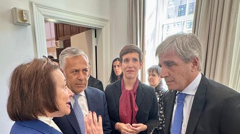 Alfredo Cornejo, junto a la ministra de Energía Jimena Latorre y el ministro de Economía de la Nación Luis Caputo, en una de las actividades de la comitiva de Mendoza en Nueva York. Foto: Gobierno de Mendoza.