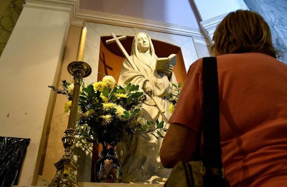 Fieles en la basílica de Nuestra Señora de la Piedad, en el barrio porteño de San Nicolás, donde descansan los restos de María Antonia de Paz y Figueroa. Foto: Eliana Obregón / Télam.
