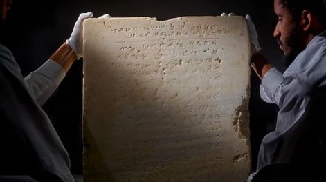 Los Andes | La placa de piedra con inscripciones más antigua de los Diez Mandamientos.