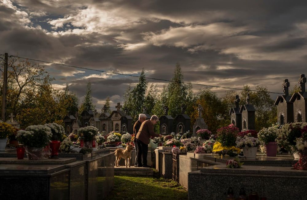 Ourense, 01/11/2024.- Imagen del cementerio de la localidad gallega de Requiás (Muiños) hoy viernes donde se celebra el ´Día de todos los santos´. EFE / Brais Lorenzo.