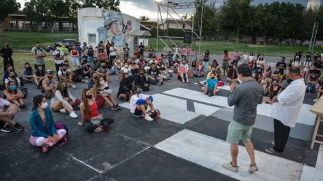 Charla previa. La playa del Le Parc concentró a los artistas de las cápsulas 1 y 6. Foto: Nicolás Ríos / Los Andes.