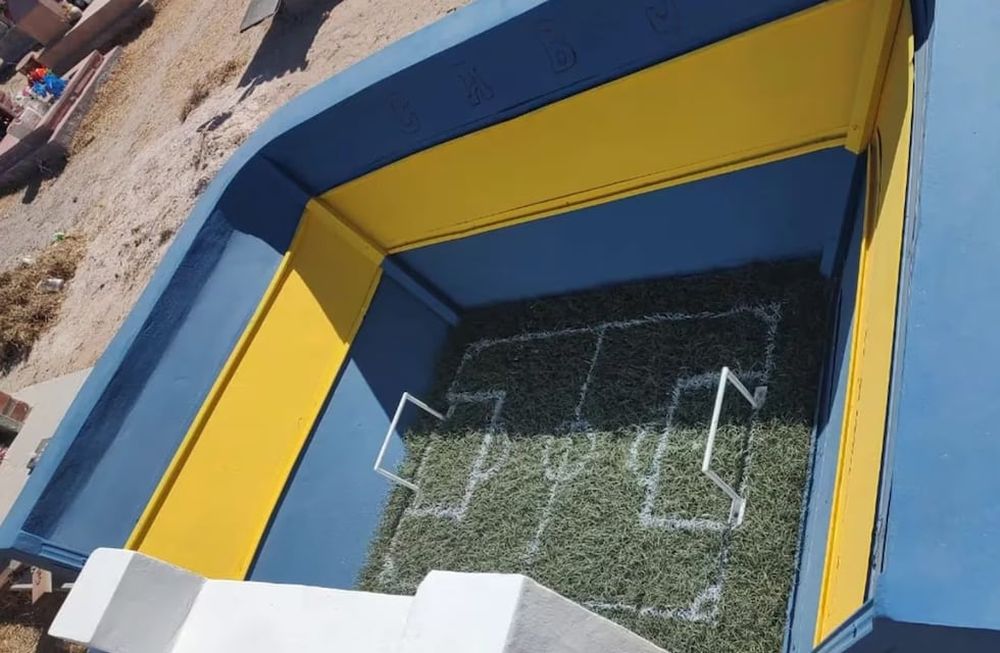 “Intenté ser lo más fiel al estadio, pero tuve que hacerle algunas cosas. Donde está la pantalla del estadio, allí va la placa con la información del difunto detalla Natalia, quien realizó el proyecto